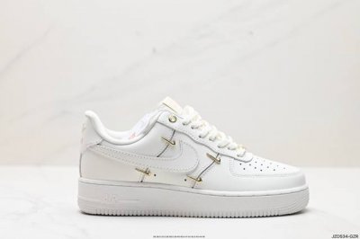公司级耐克nike Air Force 1 Low Lx空军一号低帮百搭休闲运动板鞋。柔软、弹性十足的缓震性能和出色的中底设计，横跨复古与现代的外型结合，造就出