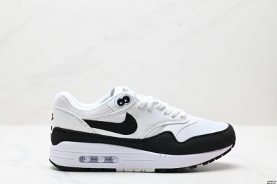 真标Nike Air Max 1 耐克气垫 缓震 耐磨运动鞋 鞋身材质均选择皮革 织物 麂皮多种材质覆盖 保证质感的前提下 层次感也相当不错 带有开窗式 Air