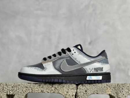J版 Nike Dunk Low 乘浪钓手 白蓝灰 此款整体围绕熊猫恶作剧乘浪钓手主题设计，鞋身整体采用专属颜料重新喷涂。特殊原创设计图标涂鸦装饰，添加潮流元素 - 点击图像关闭