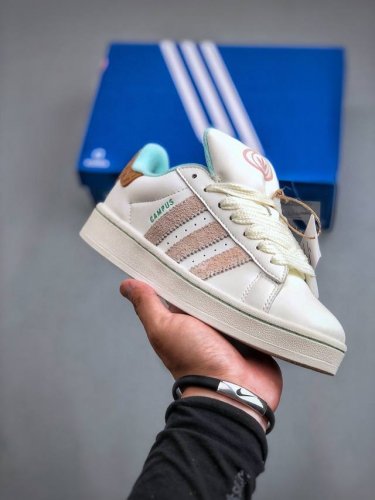 adidas Originals Campus 00S 专柜同步配色 面包鞋 纯原版本鞋身采用绒面皮料搭配常规皮革 质感上还是延续了经典 Campus 的设计
