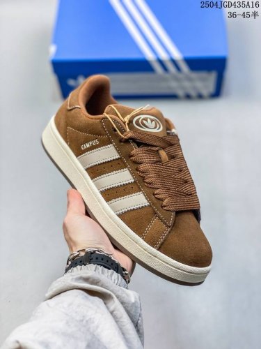 公司级阿迪达斯Adidas Originals Campus 00S系列 面包风经典复古低帮百搭休闲运动板鞋 鞋款采用绒面皮料，搭配白色常规皮革，质感上延续了经