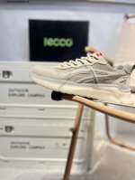 ecco爱步男鞋轻便透气舒适耐穿 亲肤吸汗舒适内里 防滑防磨 持久干爽 简约粗绳系带 穿脱更加方便 柔韧防滑大底 鞋底立体凹槽 凹凸花纹加持 增强防滑减震性能