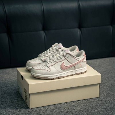 核心私 Nike Dunk 全套原楦原模倾力打造完美版型 独家原厂航空铝磨具打磨大底 鞋头坡度极致还原 无解鞋型 原盒原配 圈内天花板工艺 原厂冲刀 超高清洁度