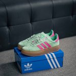 核心私 Adidas Gazelle Bold W 三叶草复古防滑耐磨低帮板鞋 鞋款采用柔软的绒面革和耐用的皮革衬里融合在橡胶外底上 货号：Hq6893 尺码：