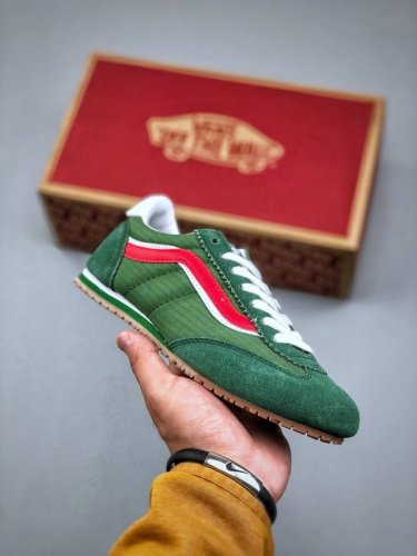 Vans Super Lowpro 复古薄底 Vans Super Lowpro 的原型为 Vans 在上世纪 80 年代推出的一款竞赛鞋 Style 84。该