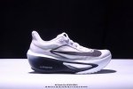 200 Nk Zoom Fly 6 米黑 碳板马拉松跑步鞋 上架实拍 当前唯一正确大底 来自原厂原面 采用透气编织鞋面 鞋带孔飞线设计 增加包裹性 鞋口周围搭载