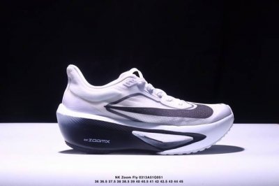 200 Nk Zoom Fly 6 米黑 碳板马拉松跑步鞋 上架实拍 当前唯一正确大底 来自原厂原面 采用透气编织鞋面 鞋带孔飞线设计 增加包裹性 鞋口周围搭载