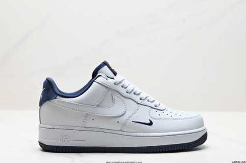真标耐克Nike Air Force 1“07空军一号低帮百搭休闲运动板鞋。柔软、弹性十足的缓震性能和出色的中底设计，横跨复古与现代的外型结合，造就出风靡全球三