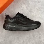 本地 核心私 公司级Nike Vomero 18 耐克 舒适减震防滑 低帮跑步鞋 全掌Reactx泡绵中底 前掌和后跟还配备了Air Zoom气垫单元 据说跑起