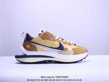 耐克sacai X Nike Regasus Vaporrly Sp 华夫双勾三代3.0走秀 鞋身材质由翻毛皮和透气网布共同打造。熟悉的解构手法、重叠swoos - 点击图像关闭