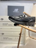 New Balance 1906系列复古老爹风休闲鞋 #采用轻质牛剖革拼接透气网眼衬垫织物鞋面材质 T-Beam大底提供足步弓支撑，保持步态稳定 后跟搭载外露缓