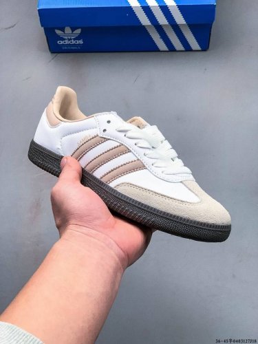 二层真标！Adidas Samba Og 经典鞋款 Adidas 近70年的经典Samba Og 修长的鞋楦,略微尖尖的鞋头,翻毛皮的鞋头拼接,这些我们都看得到