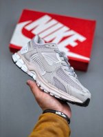 Nike Vomero 5 V5跑鞋 灰白Bv1358-001 实拍如图 配色不断开发中正确私模四合一组合大底 区别一体公底 1:1还原轻量、高弹、包裹舒适公司