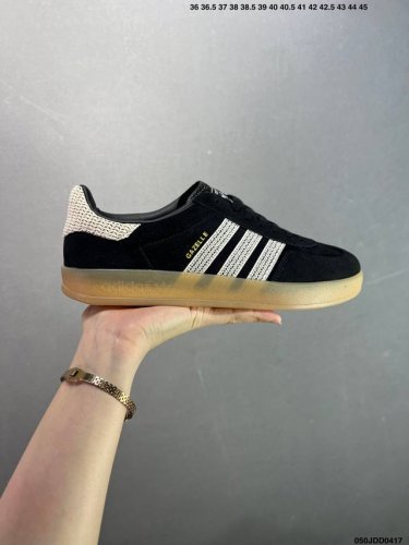 Adidas Originals Gazelle Indoor 三叶草休闲防滑耐磨低帮板鞋 鞋头出色设计 塑就出众贴合感 稳固的后跟贴合足部曲线设计 软弹舒适