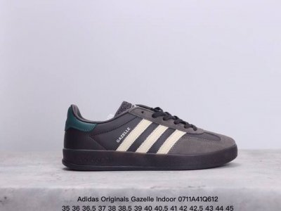 真标阿迪达斯adidas Originals Gazelle Indoor 三叶草复古防滑耐磨低帮板鞋 Hq8717 鞋款采用柔软的绒面革和耐用的皮革衬里融合在