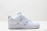 真标耐克Nike Air Force 1“07空军一号低帮百搭休闲运动板鞋。柔软、弹性十足的缓震性能和出色的中底设计，横跨复古与现代的外型结合，造就出风靡全球三