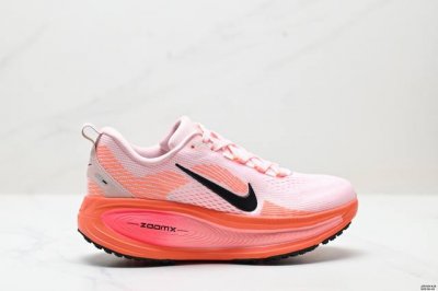 真标Nike Vomero 18 耐克 舒适减震防滑 低帮跑步鞋 全掌Reactx泡绵中底 前掌和后跟还配备了Air Zoom气垫单元 据说跑起来更快更舒适哦