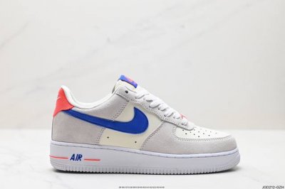 公司级耐克nike Air Force 1 Low 空军一号低帮百搭休闲运动板鞋。柔软、弹性十足的缓震性能和出色的中底设计，横跨复古与现代的外型结合，造就出风靡