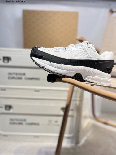 耐克Nike Zoom Vomero Roam 马拉松复古跑五代休闲运动慢跑鞋 采用环保纤维革饰片组合网眼布鞋面材质 升级正确后跟Tpu加固 耐弯折热塑框架支撑