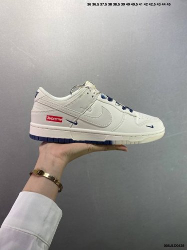 公司级Supreme X Nike Dunk Low 双拼卡其 此款主张打破传统的工业化流水线设计限制，以Made By Ideas的超级创意为理念，集结众多潮