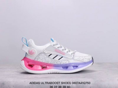 阿迪达斯 Adidas Ultraboost Shoes 马拉松运动休闲实用织物网面跑步鞋。舒适又运动的ultraboost跑步鞋，经典,但不老。这款跑步鞋,采