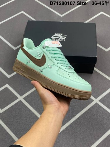 200 耐克Nike Air Force 1“07Lvb空军一号低帮百搭休闲运动板鞋。柔软、弹性十足的缓震性能和出色的中底设计，横跨复古与现代的外型结合，造就出