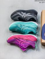 asics 亚瑟士Gel-Nimbus 26稳定跑鞋鞋面采用双层提花网面设计 提高包裹性和透气性 后跟搭载稳定系统科技T-Gel提升整体支撑力和结构感 减少对身