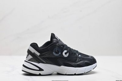 公司级Adidas Original Astir 耐磨复古运动休闲鞋 鞋款灵感来自2000年代的跑步款式 鞋面和超大号孔眼进行更新复古色系搭配经典配色 线条贯穿