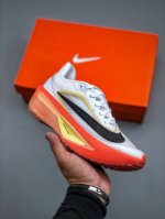 Nike Zoom Fly 6 Cn 白黑橙碳板马拉松跑步鞋 上架实拍当前唯一正确大底 来自原厂原面 采用透气编织鞋面 鞋带孔飞线设计 增加包裹性 鞋口周围搭载