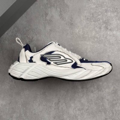 本地 核心私 balenciaga巴黎世家16代 Monday 其前卫的设计 夸张的体积和反光细节赋予其特别的轮廓 采用头层牛皮材质制成 带来良好脚感 外观全新