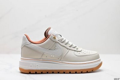 真标耐克nike Air Force 7 Luxe空军一号低帮百搭休闲运动板鞋。柔软、弹性十足的缓震性能和出色的中底设计，横跨复古与现代的外型结合，造就出风靡全