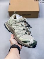 萨洛蒙Salomon Xa Pro 3D 户外轻便机能鞋 Xa Pro 3D 采用现代材料 更新的网眼图案和丰富的颜色进行了改进，是对所罗门最畅销的越野跑鞋之一