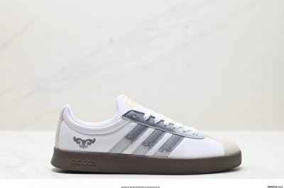 公司级Adidas Neo VL Court 2.0 百搭单品 绒面麂皮防滑耐磨轻便低帮板鞋 整双鞋以传统的低帮呈现的清新造型 鞋头优先头层反毛皮 包裹保证优秀