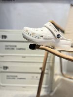 crocs 卡骆驰 Eva 舒适轻便 洞洞鞋 凉鞋 拖鞋 时尚撞色设计 充满活力的全新系列 同时拥有复古条纹与经典Logo标志 可调节后跟带 放前面变成惬意舒适