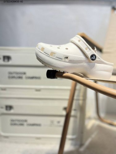 crocs 卡骆驰 Eva 舒适轻便 洞洞鞋 凉鞋 拖鞋 时尚撞色设计 充满活力的全新系列 同时拥有复古条纹与经典Logo标志 可调节后跟带 放前面变成惬意舒适