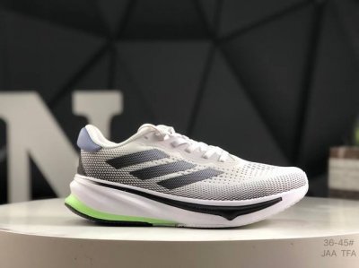 阿迪 Ad Supernova Rise 阿迪全新休闲轻跑鞋 款鞋采用了Dreamstrike+ 中底 将缓冲材质与柔软的织物相结合 以最大限度地减少刺激性摩擦