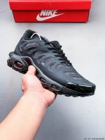 耐克Nike Air Max Plus Drift 缓震运动休闲鞋！鞋款将继续使用 Tuned Air 科技并保持基础的鞋型轮廓，不同的是在鞋面加入火焰般饰条的
