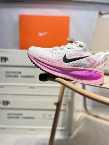 Nike Vomero 18 耐克 舒适减震防滑 低帮跑步鞋 全掌Reactx泡绵中底 前掌和后跟还配备了Air Zoom气垫单元 据说跑起来更快更舒适哦 这次