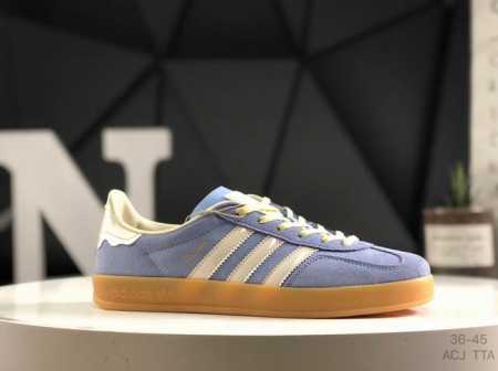 140 Z Adidas Gazelle Indoor Trainers 羚羊内训系列低帮复古百搭休闲运动德训风板鞋“浅蓝冰淇淋” 货号：Jr8029 尺码：3 - 点击图像关闭