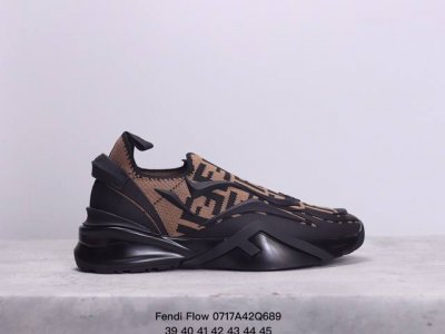 Fendi芬迪飞织网面跑步鞋 独家定制fendi Flow一脚蹬运动鞋，波浪形鞋底刻有f字样。鞋跟饰有凸纹压花fendi Flow字样。黑色提花针织材质。以创新