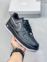 公司级带半码耐克nike Air Force 7 空军一号低帮百搭休闲运动板鞋。柔软、弹性十足的缓震性能和出色的中底设计，横跨复古与现代的外型结合，造就出风靡全