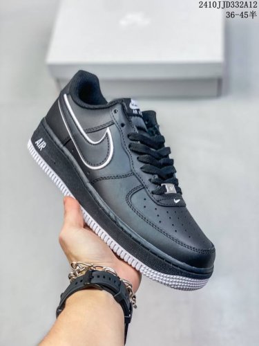公司级带半码耐克nike Air Force 7 空军一号低帮百搭休闲运动板鞋。柔软、弹性十足的缓震性能和出色的中底设计，横跨复古与现代的外型结合，造就出风靡全