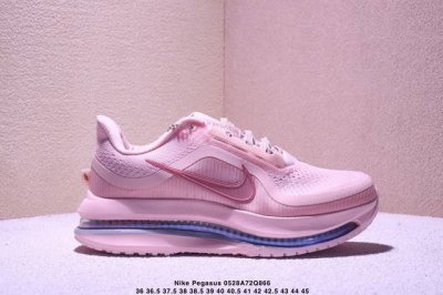 公司级Nike pegasus premium 黑色 全掌可见的Air Zoom首次在pegasus系列中出现 模仿了Vaporfly的碳板曲线 增强了跑步时的