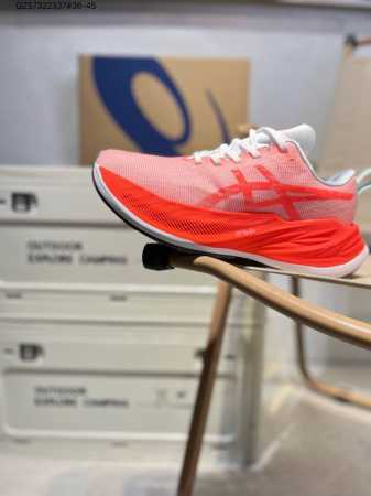 180 asics Superblast亚瑟士经典跑鞋 如今机能风和户外风吹得正劲，便是主打“Urban Outdoor机能越野风格”，城市和户外场景都能轻松应 - 点击图像关闭