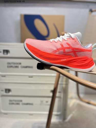 180 asics Superblast亚瑟士经典跑鞋 如今机能风和户外风吹得正劲，便是主打“Urban Outdoor机能越野风格”，城市和户外场景都能轻松应
