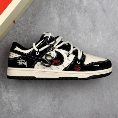 本地390 核心私 Nike Sb Dunk Low“蛇年系列——白红黑勾” 周年高端定制 低帮休闲板鞋 定制鞋盒 大厂纯原品质出货 超高清洁度 皮料切割干净无