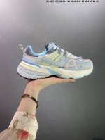 公司级nike V2K Run 复古单品 纯原级别 复古老爹鞋跑步鞋 鞋款被命名为 Runtekk 设计上借鉴了 2000 年的跑鞋风格 配色上以金属银为主调