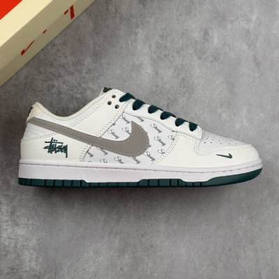 本地 核心私 Nk Sb Dunk Low 斯图西联名-白灰绿印字 周年高端定制 低帮休闲板鞋 #定制鞋盒 大厂纯原品质出货 超高清洁度 皮料切割干净无任何毛边