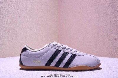 adidas Tokyo W三叶草休闲防滑耐磨低帮板鞋 鞋头出色设计 塑就出众贴合感 稳固的后跟贴合足部曲线设计 软弹舒适 不易磨脚 橡胶鞋底配合防滑纹路设计
