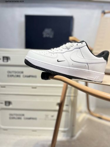 耐克 Nike Air Force 7空军一号 百搭休闲运动板鞋。柔软、弹性十足的缓震性能和出色的中底设计，横跨复古与现代的外型结合，造就出风靡全球三十多年的F